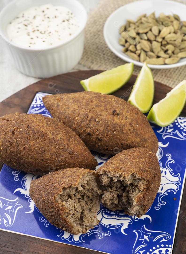 Kibbeh frito árabe tradicional. Lanche típico do Brasil.