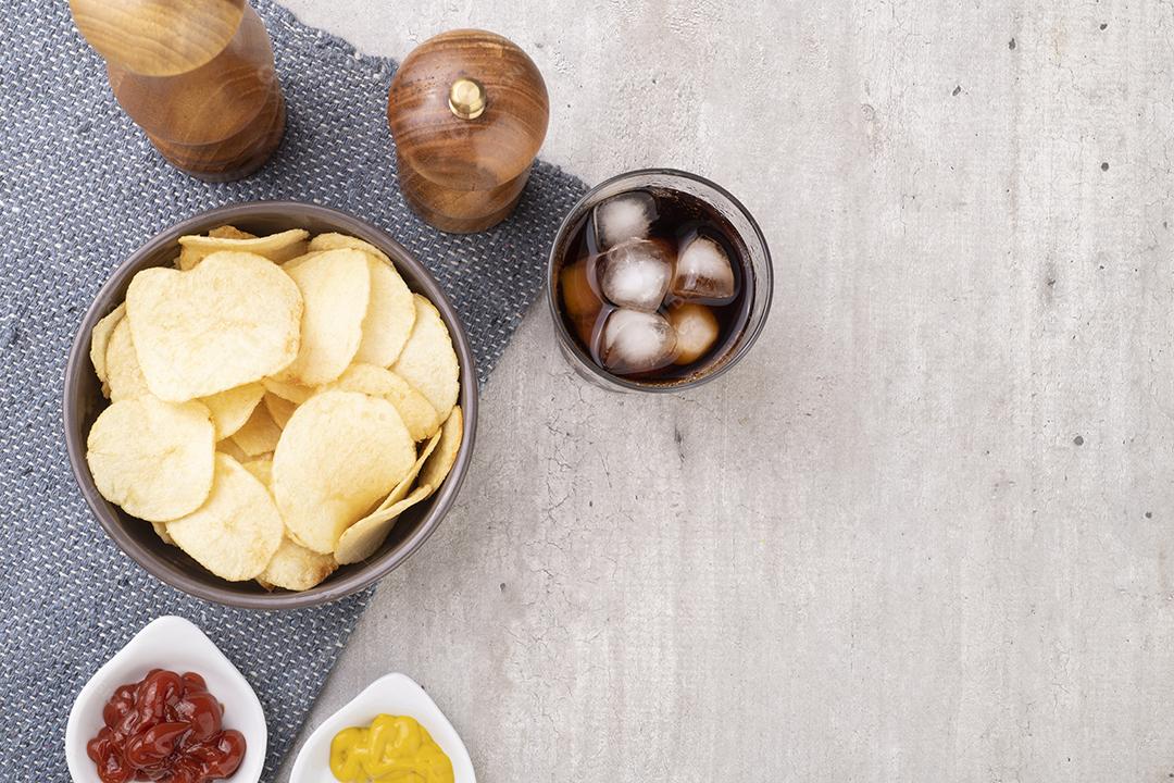 Batatas fritas em uma tigela, pimenta, sal, mostarda, ketchup
