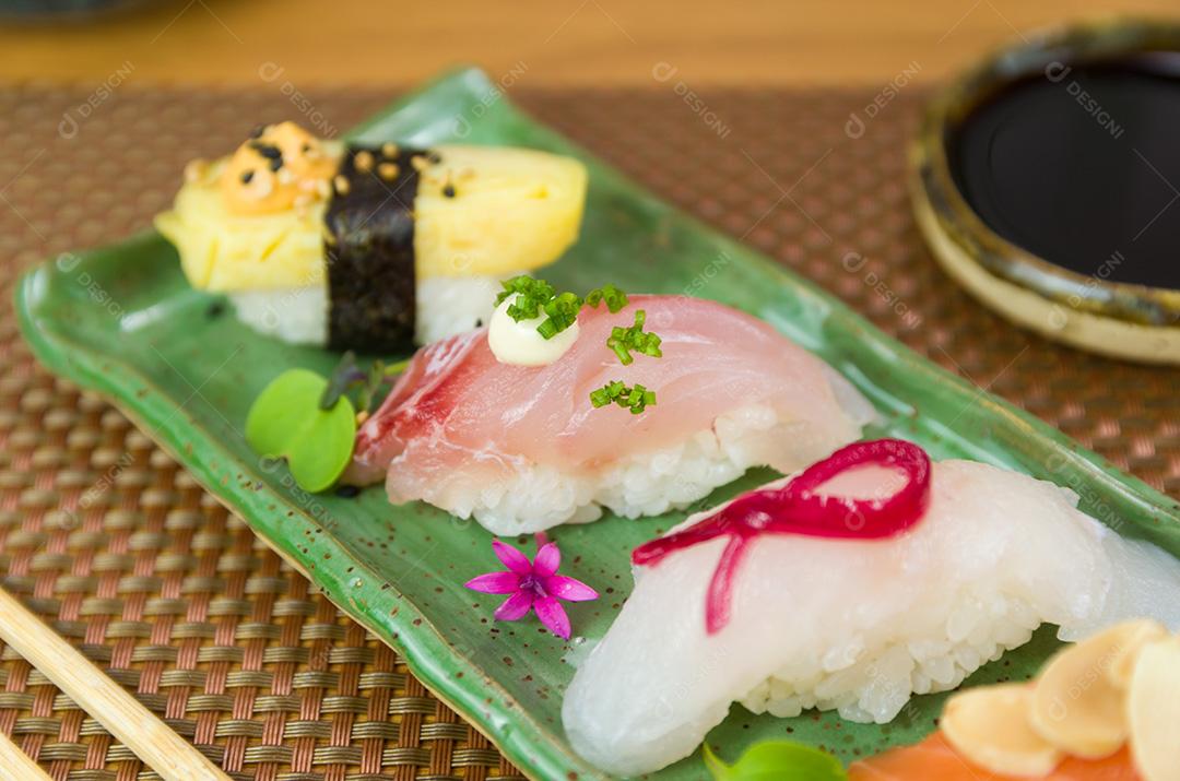 Prato com diferentes tipos de nigirizushi, nigiri com differe