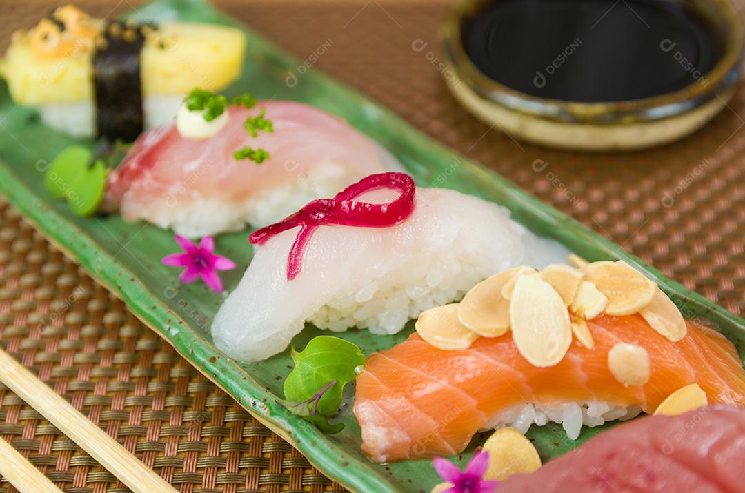 Prato com diferentes tipos de nigirizushi, nigiri com differe