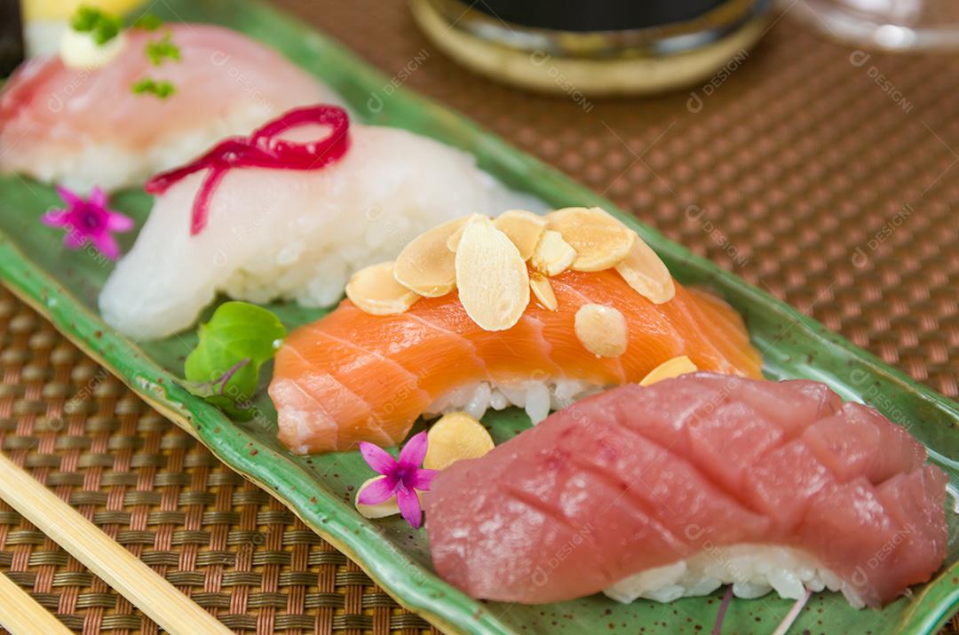 Prato com diferentes tipos de nigirizushi, nigiri com differe