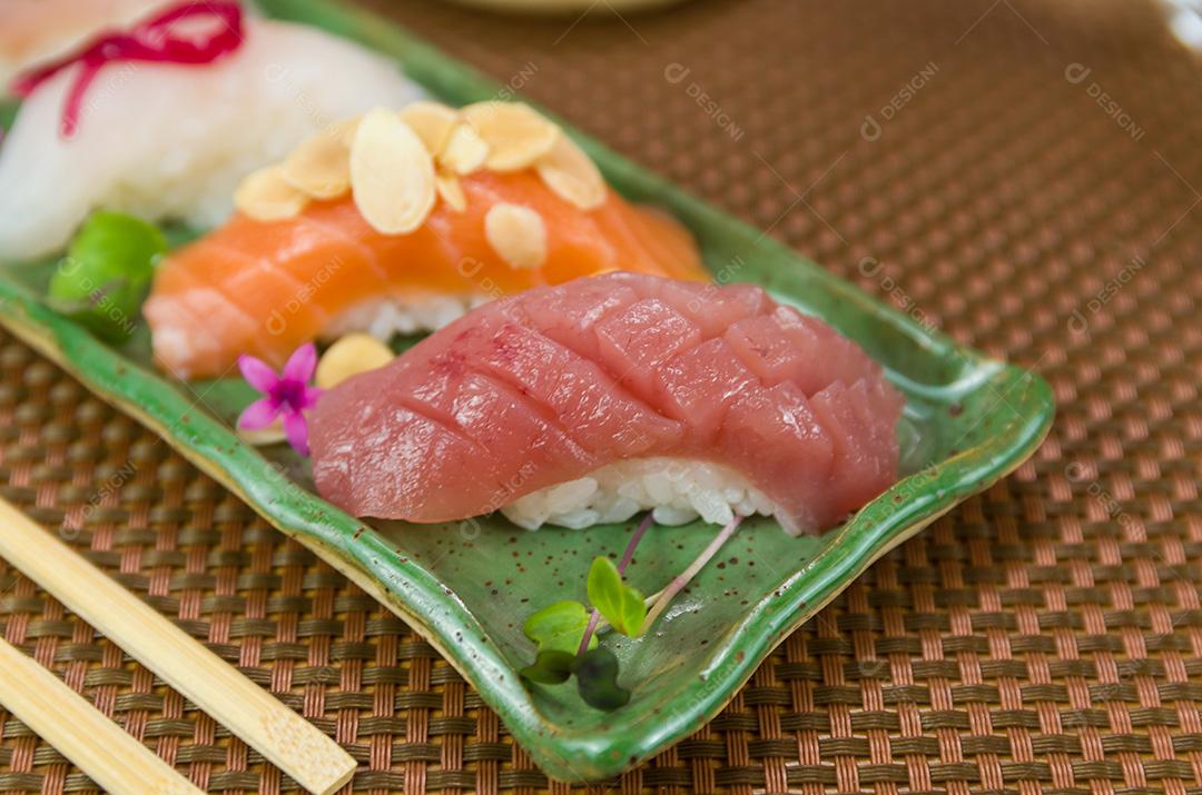 Prato com diferentes tipos de nigirizushi, nigiri com differe