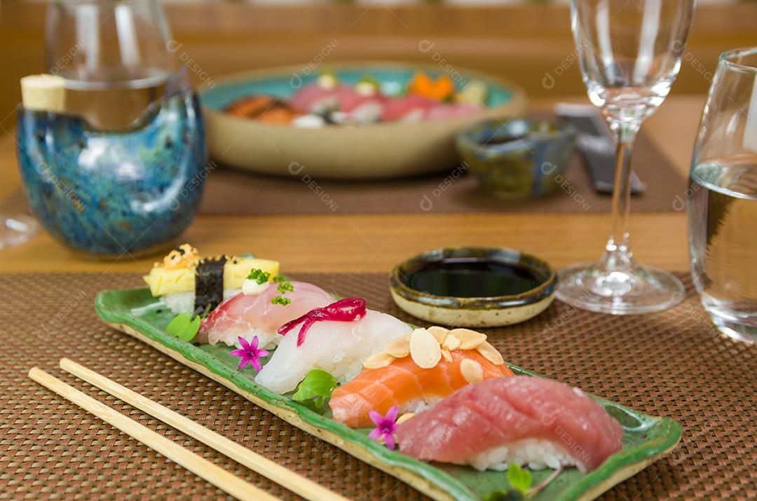 Prato com diferentes tipos de nigirizushi, nigiri com differe