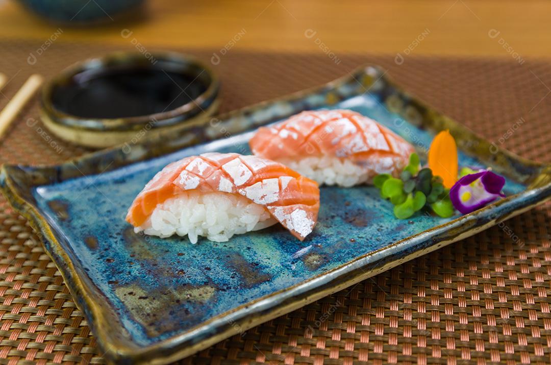 Prato com dois elegantes nigiri sushi (nigirizushi)