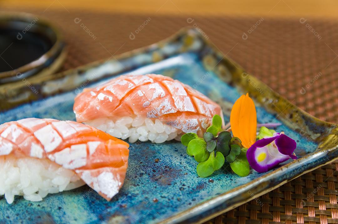 Prato com dois elegantes nigiri sushi (nigirizushi)