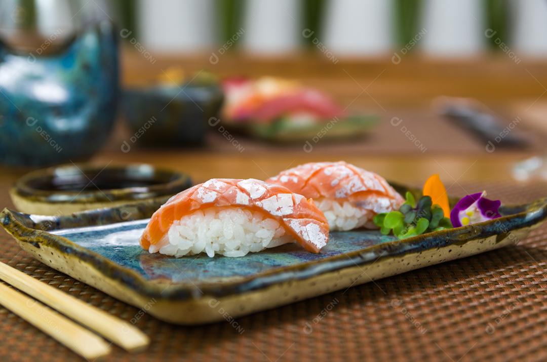 Prato com dois elegantes nigiri sushi (nigirizushi) com cortes de faca em formato de diamante.