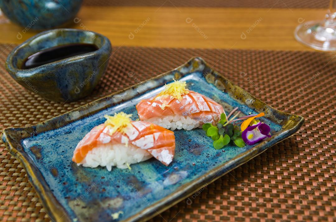 Prato com dois elegantes nigiri sushi nigirizushi diamante e decorado com raspas de limão.