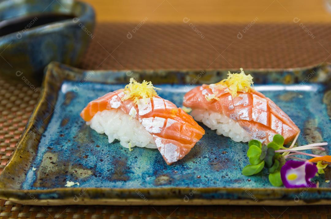 Prato com dois elegantes nigiri sushi nigirizushi diamante e decorado com raspas de limão.