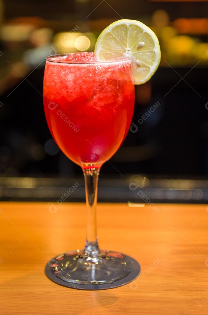 Deliciosa bebida em copo de frutas vermelhas, limão e gin.