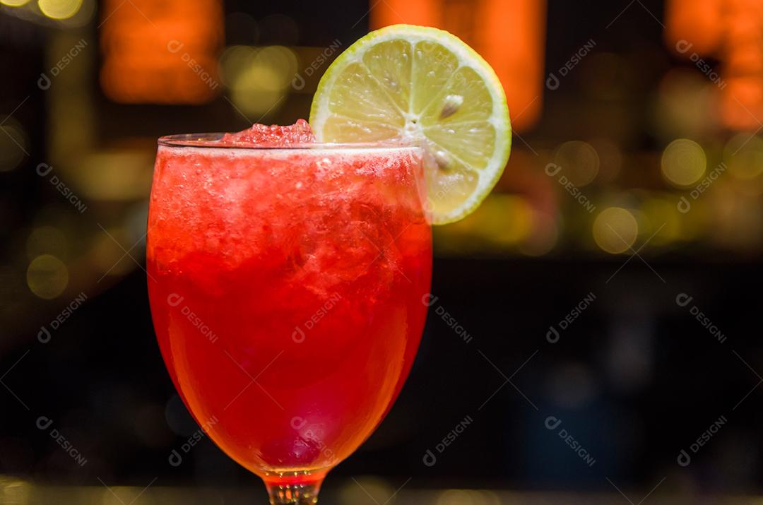 Deliciosa bebida em copo de frutas vermelhas, limão e gin.