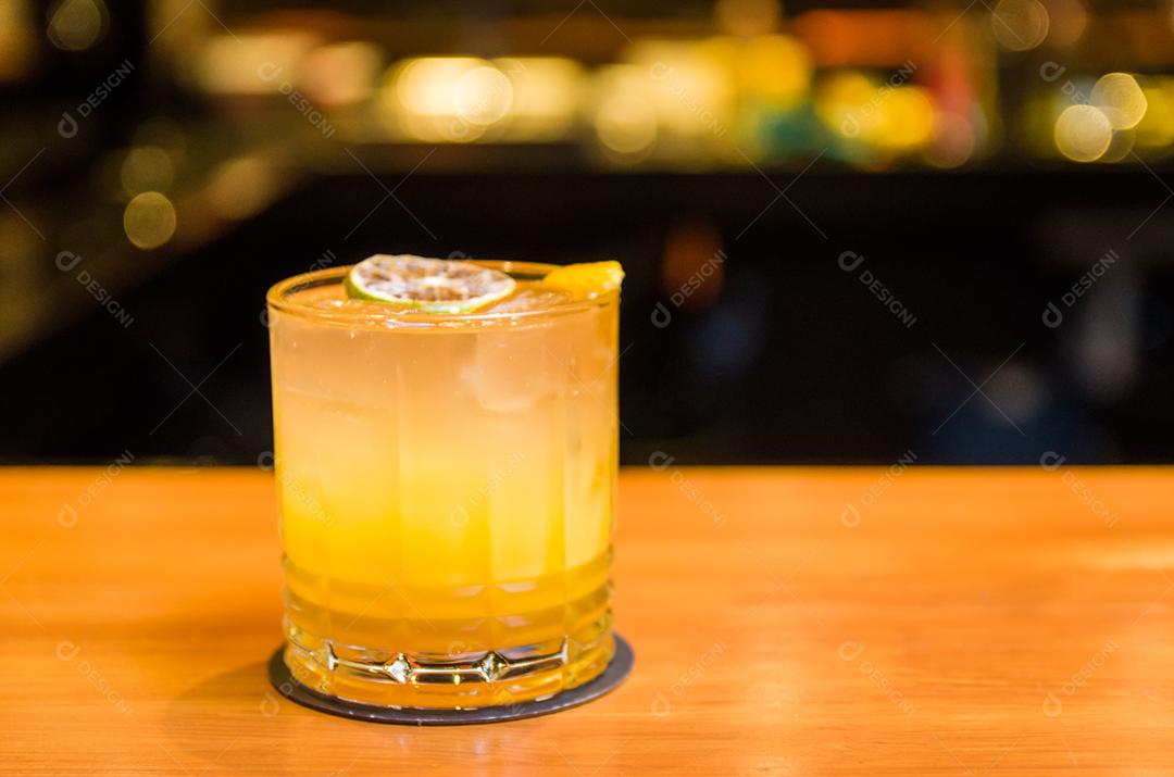 Deliciosa bebida de laranja e limão em vidro retrô