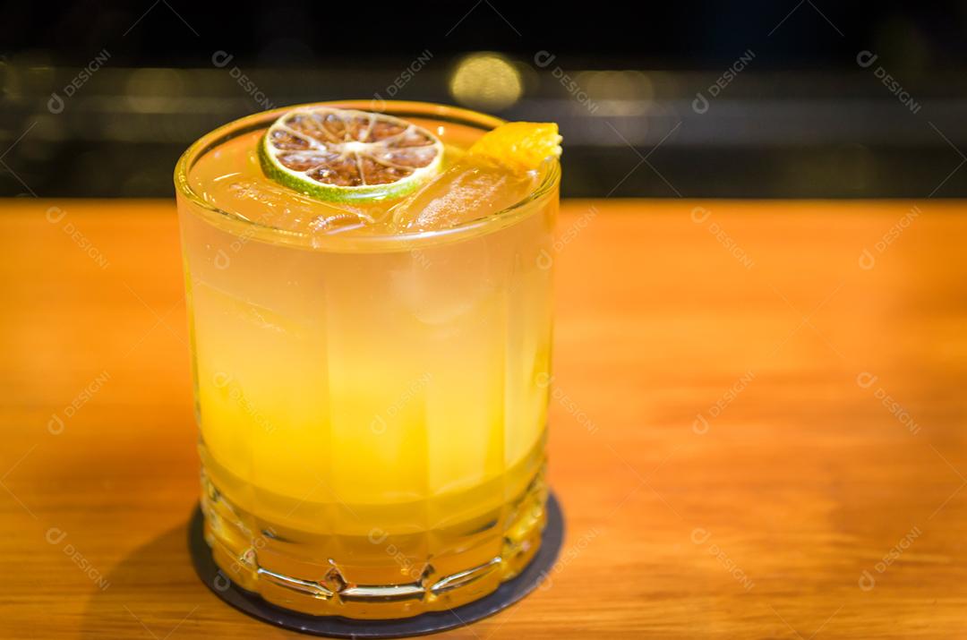 Deliciosa bebida de laranja e limão em vidro retrô