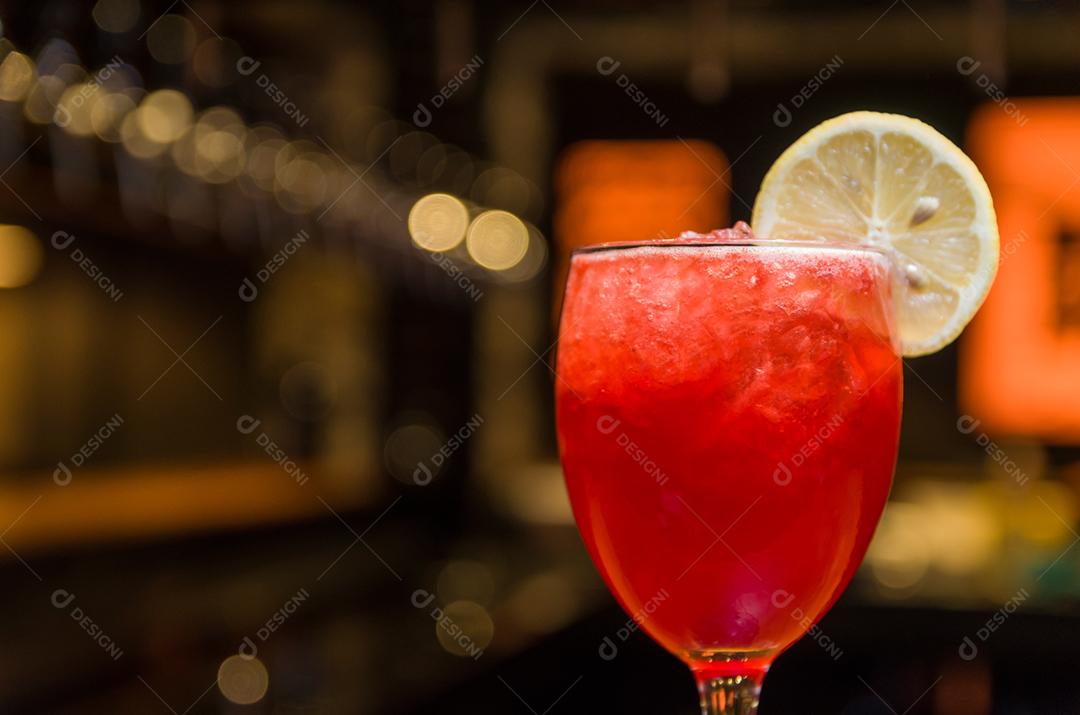 Deliciosa bebida em copo de frutas vermelhas, limão e gin.