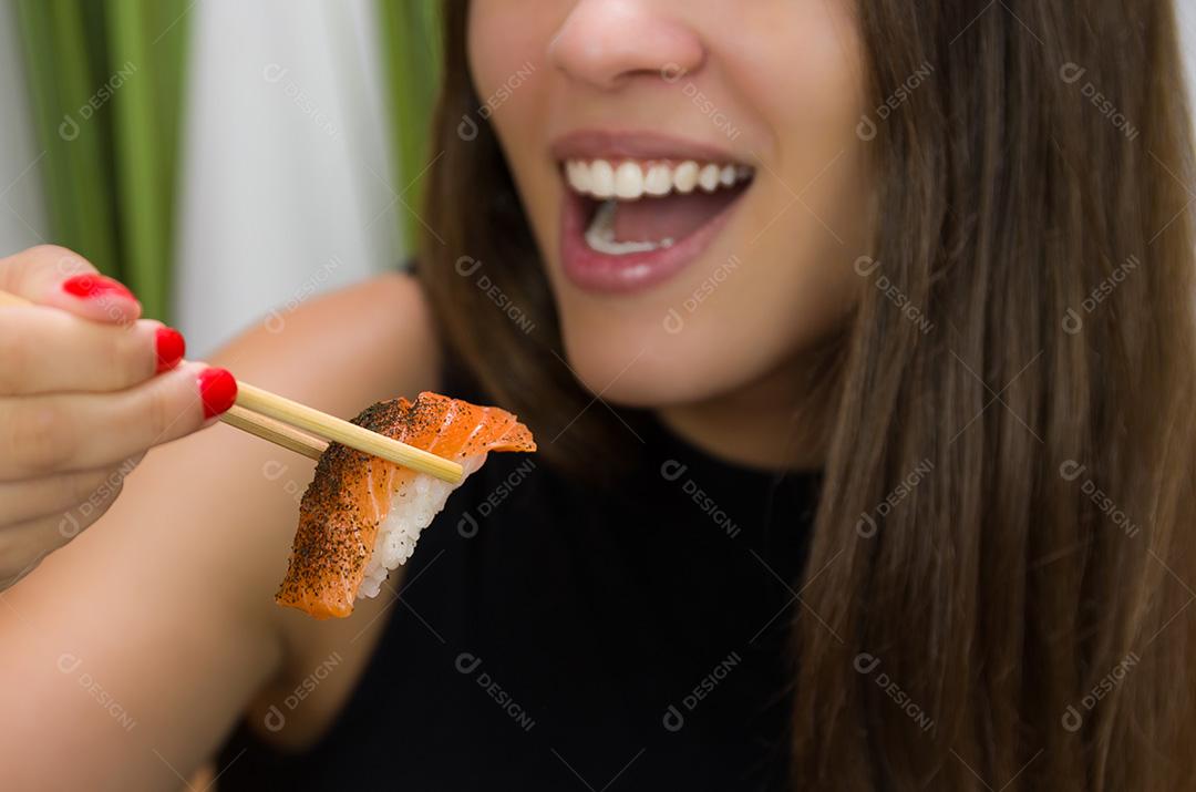 comidas japonesa elegantes peixes frutos do mar sushi