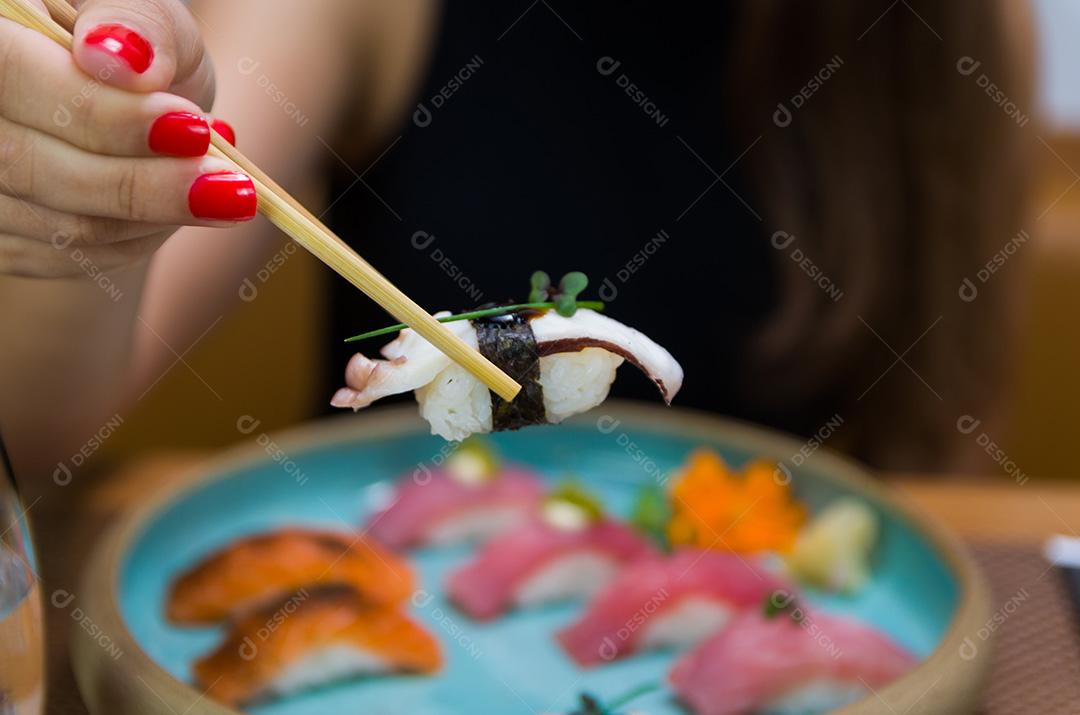 comidas japonesa elegantes peixes frutos do mar sushi