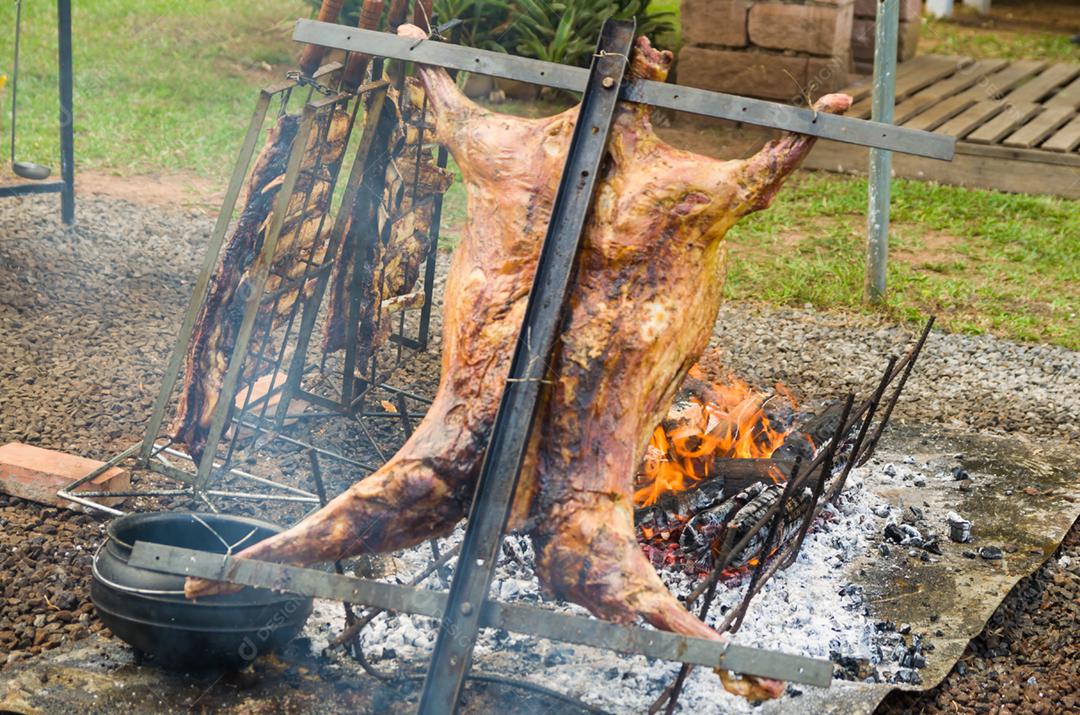 Exposição de carnes e legumes em um churrasco conhecido como Parrilla. Churrasco