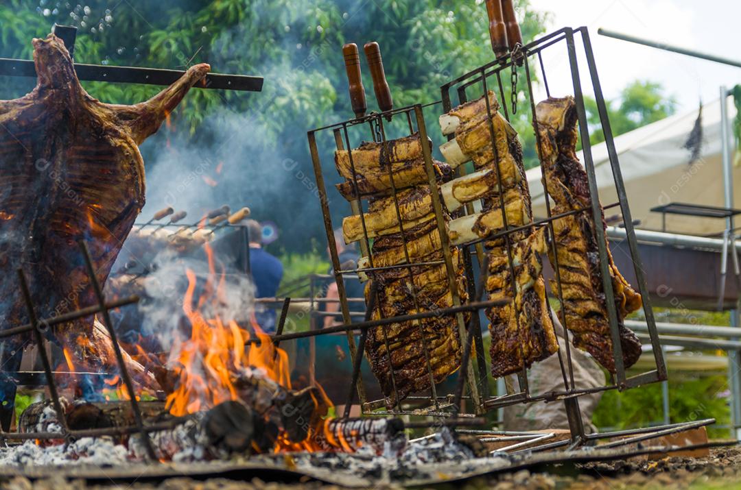Exposição de carnes e legumes em um churrasco conhecido como Parrilla. Churrasco  4725