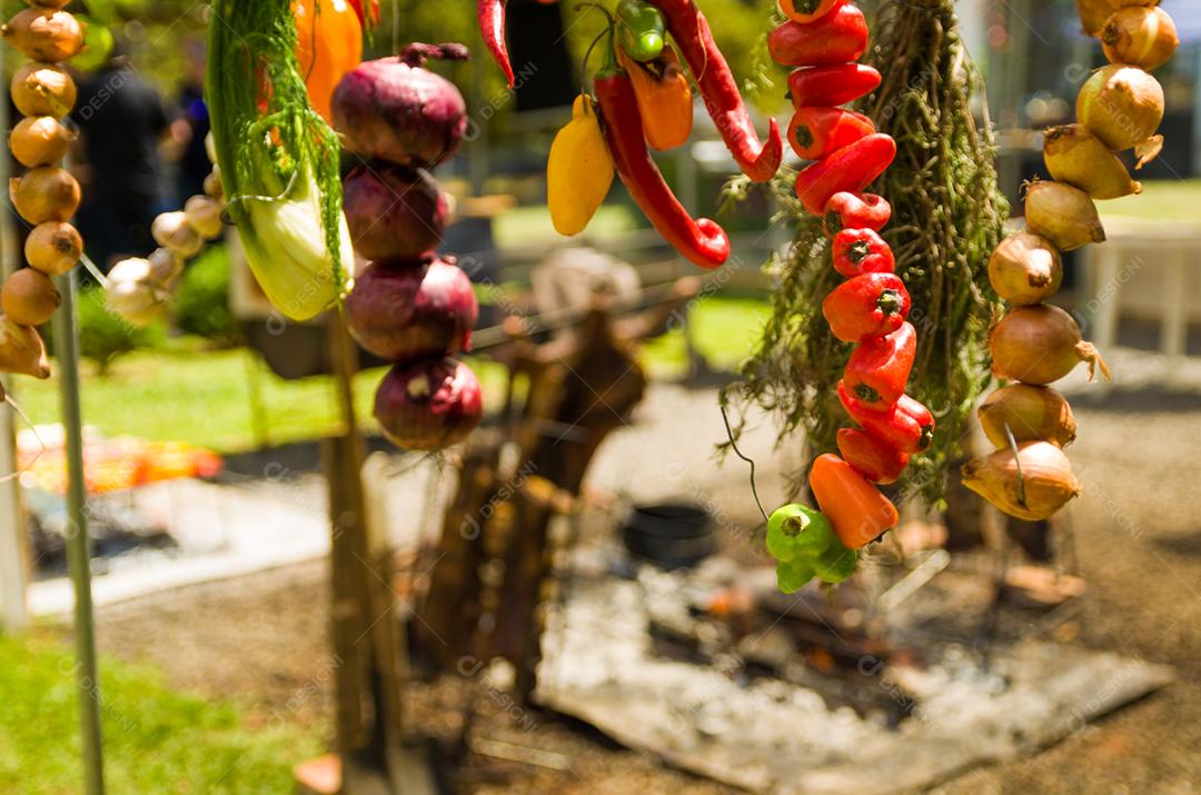 Exposição de carnes e legumes em um churrasco conhecido como Parrilla. Churrasco típico do sul da América Latina.
