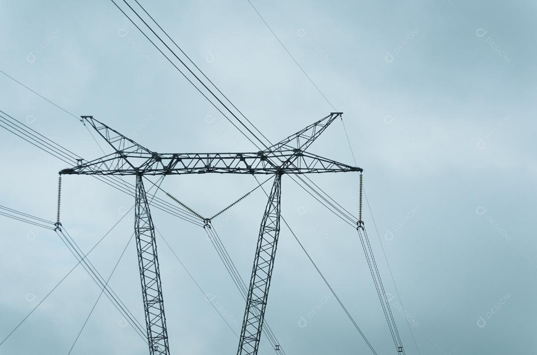 Paisagem industrial. Estação de transmissão de alta tensão ao entardecer.
