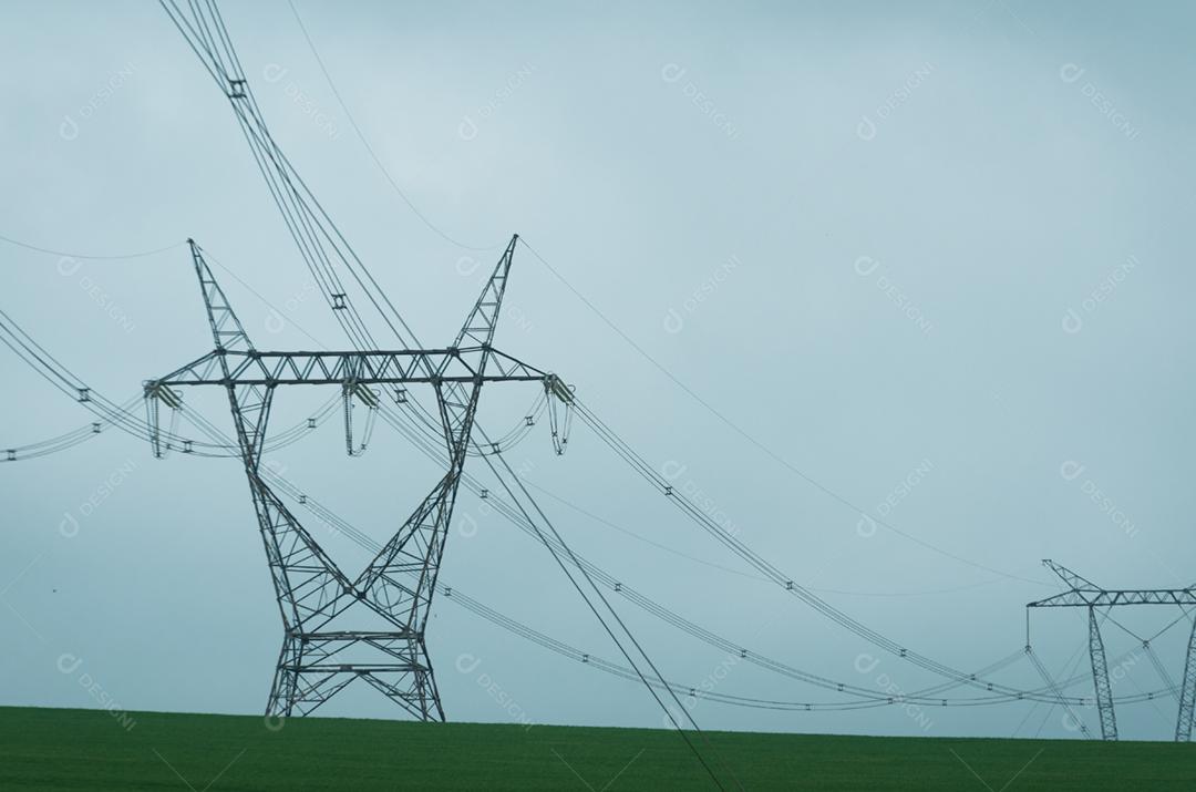 Paisagem industrial. Estação de transmissão de alta tensão ao entardecer.
