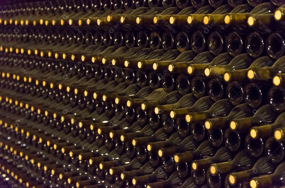 Garrafas de vinho armazenadas na adega subterrânea para envelhecimento.