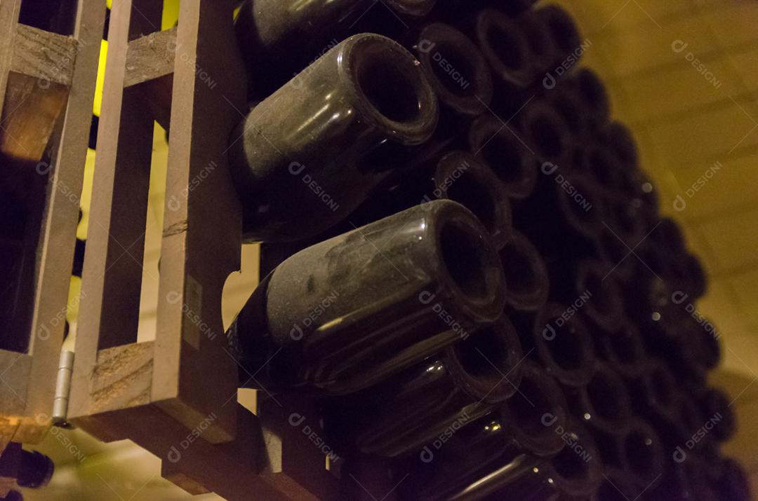 Garrafas nos pupitres para que as leveduras se acumulem no gargalo da garrafa.