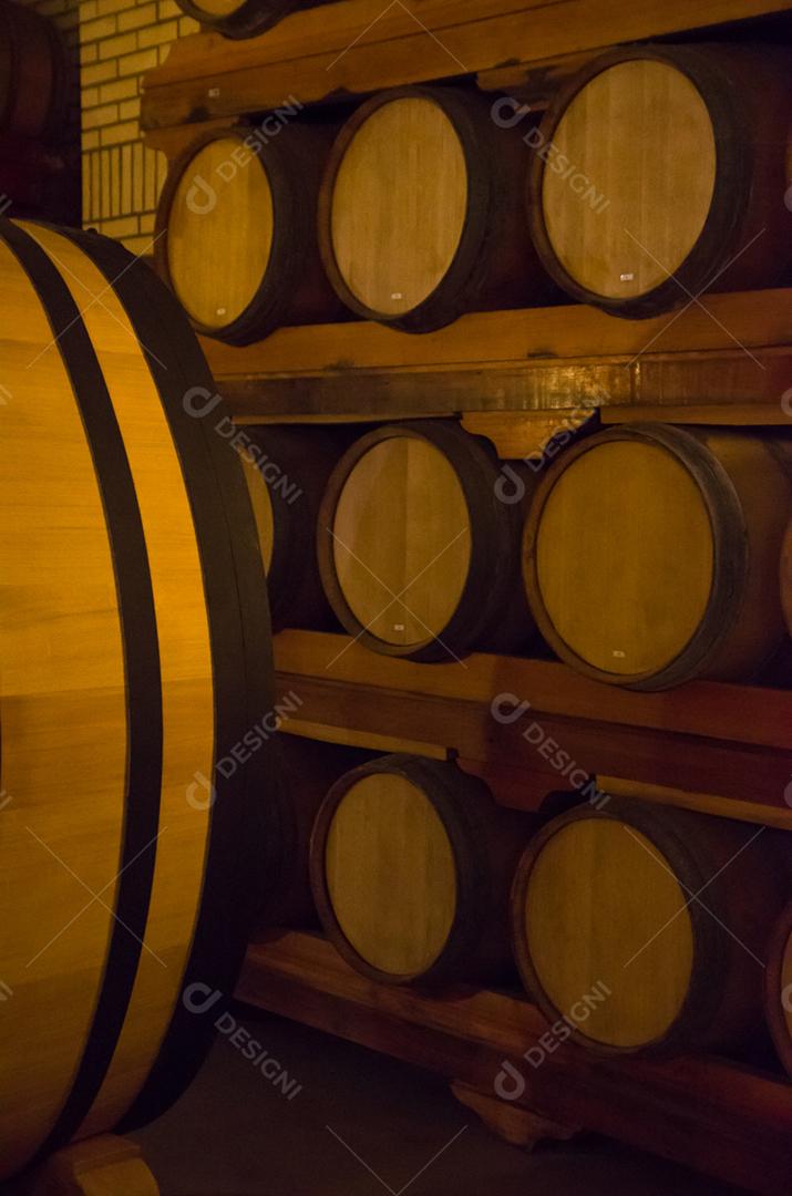 Barricas de carvalho para envelhecimento de vinho em adega subterrânea no Vale dos Vinhedos