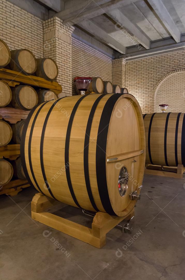 Barricas de carvalho para envelhecimento de vinho em adega subterrânea no Vale dos Vinhedos