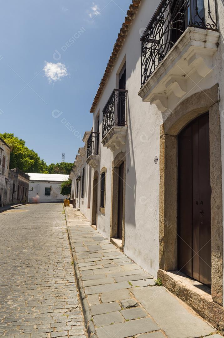 A arquitetura colonial portuguesa e as antigas ruas de paralelepípedos são algumas das principais características