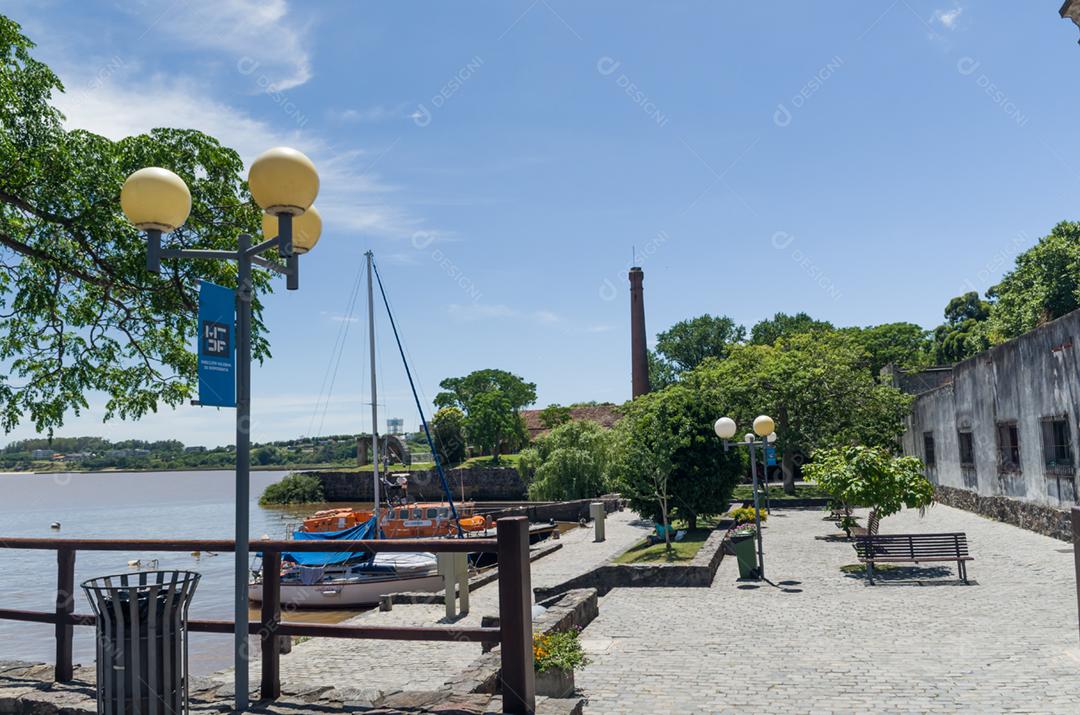 A arquitetura colonial portuguesa e as antigas ruas de paralelepípedos são algumas das principais características