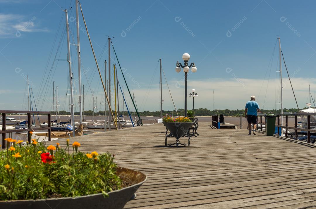A arquitetura colonial portuguesa e as antigas ruas de paralelepípedos são algumas das principais características