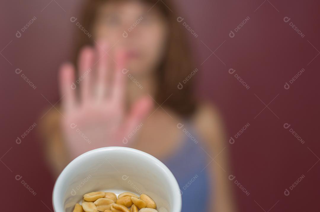 Grande conceito de alergia alimentar, alergia a amendoim, mulher negando amendoim.