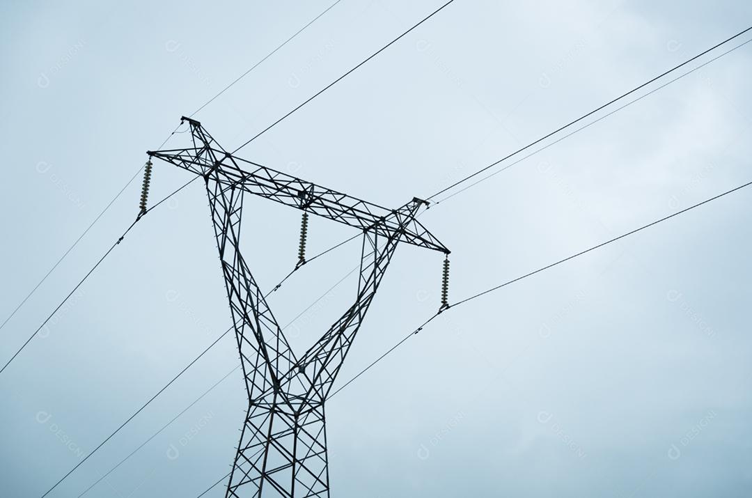 Paisagem industrial. Estação de transmissão de alta tensão ao entardecer.