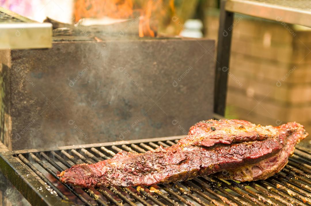 Exposição de carnes e legumes em um churrasco conhecido como Parrilla. Churrasco