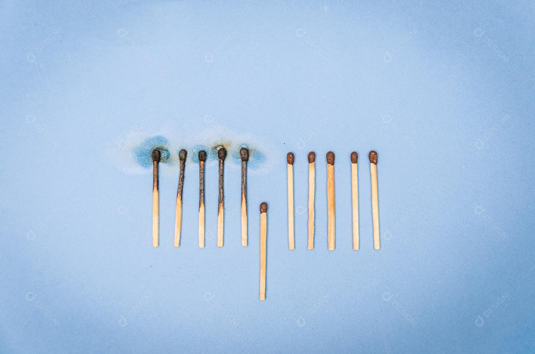 Os palitos de fósforo queimam, uma peça impede que o fogo se espalhe