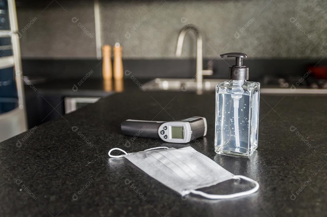 Máscaras cirúrgicas médicas de prevenção de coronavírus e gel desinfetante para as mãos para proteção contra vírus