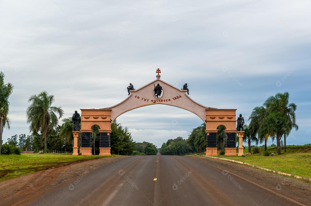 Pórtico da entrada da cidade missionária de São Miguel