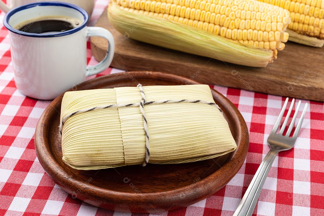 Pamonha, comida típica brasileira de milho. Comida do festival de junho com café.