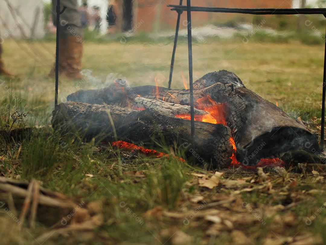 Fogueira á lenha com fogo ao ar livre.