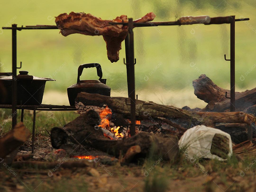 Churrasco ao ar livre, churrasqueira á lenha.