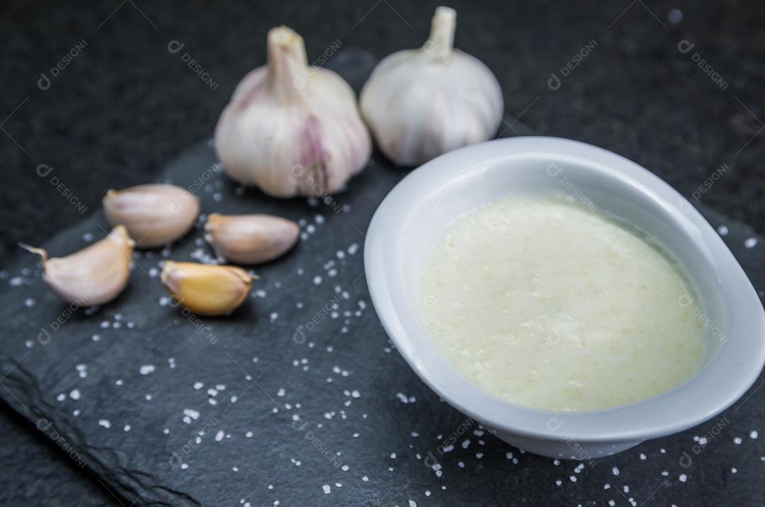 Deliciosa comida libanesa (árabe), molho thum, produzida com alho.