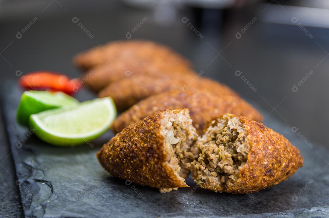 Deliciosa comida libanesa (árabe), quibe (kibe) em pedra ardósia preta e fundo de granito.