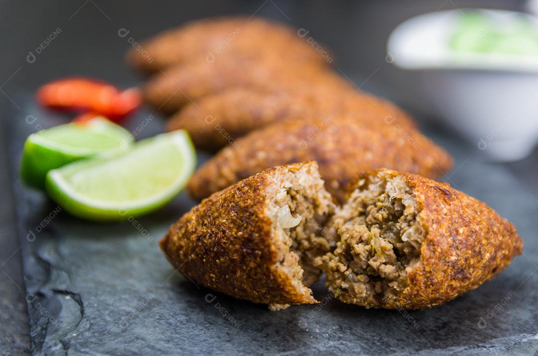 Deliciosa comida libanesa (árabe), quibe (kibe) em pedra ardósia preta e fundo de granito.