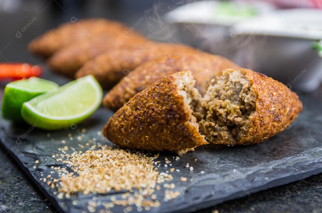 Deliciosa comida libanesa (árabe), quibe (kibe) em pedra ardósia preta e fundo de granito.