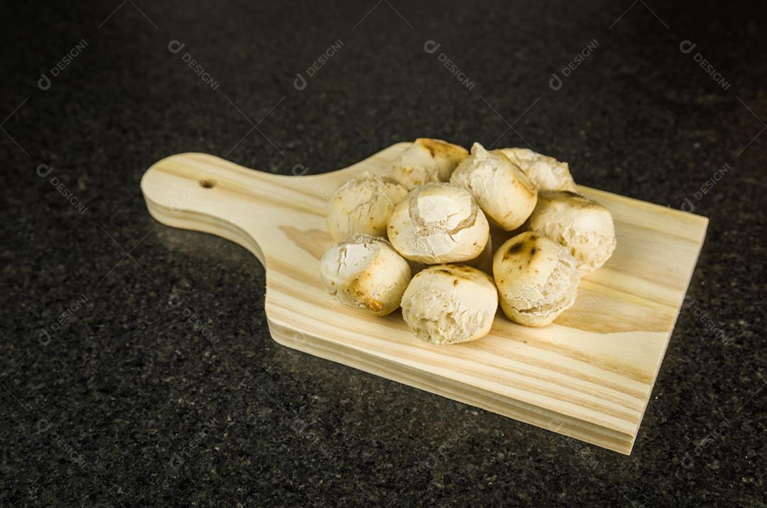 Delicioso pão de queijo no fundo escuro de pedra. Comida tradicional brasileira do estado de Minas Gerais.