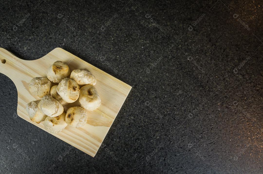 Delicioso pão de queijo no fundo escuro de pedra. Comida tradicional brasileira do estado de Minas Gerais.