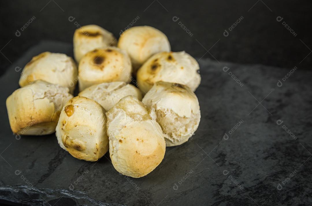 Delicioso pão de queijo no fundo escuro de pedra. Comida tradicional brasileira do estado de Minas Gerais.