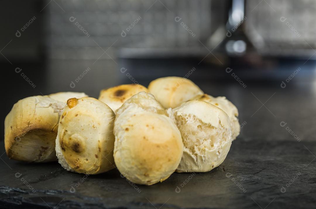 Delicioso pão de queijo no fundo escuro de pedra. Comida tradicional brasileira do estado de Minas Gerais.