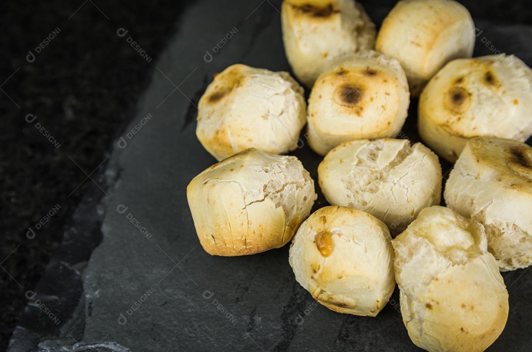 Delicioso pão de queijo no fundo escuro de pedra. Comida tradicional brasileira do estado de Minas Gerais.
