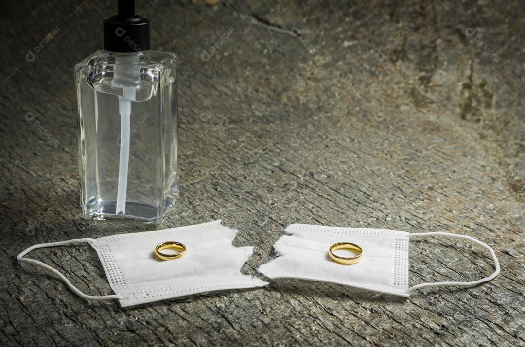 Grande conceito de divórcio em quarentena devido à pandemia de coronavírus de 2019. Máscara facial